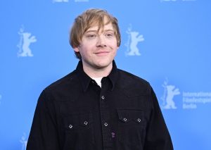 Ηθοποιός του “Χάρι Πότερ” γεμίζει το ρεζερβουάρ και φωνάζει “Ακριβό το πετρέλαιο!”, vid