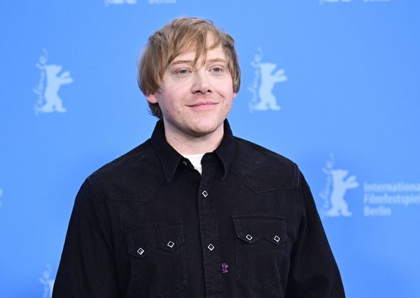 Ηθοποιός του “Χάρι Πότερ” γεμίζει το ρεζερβουάρ και φωνάζει “Ακριβό το πετρέλαιο!”, vid