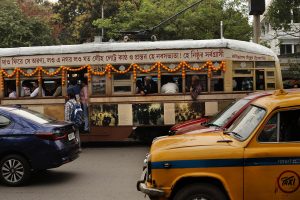 Ούτε τα αυτόματα αυτοκίνητα δεν τα βγάζουν πέρα στους δρόμους της Ινδίας! ΒΙΝΤΕΟ