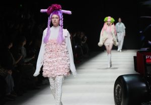 Κάνει θραύση στο ίντερνετ γιατί χλευάζει…τα αλλόκοτα μοντέλα της πασαρέλας! vid