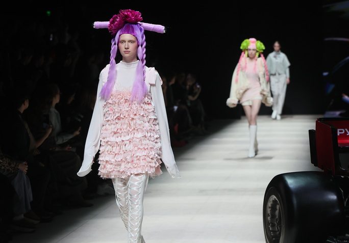 Κάνει θραύση στο ίντερνετ γιατί χλευάζει…τα αλλόκοτα μοντέλα της πασαρέλας! vid