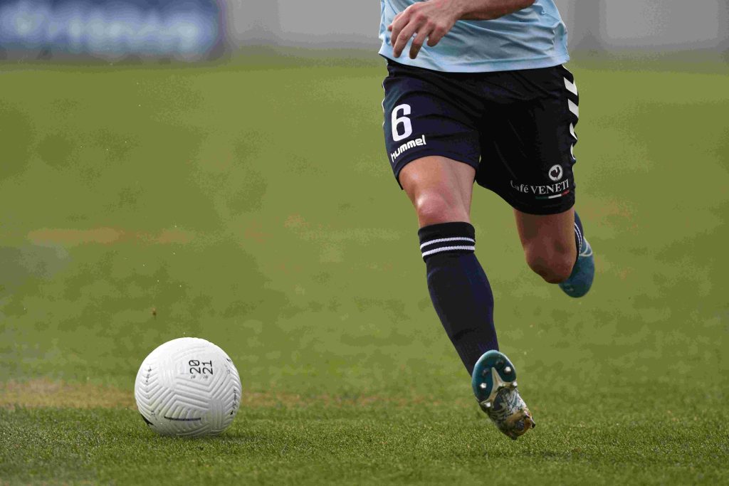 Απίστευτη γιαγιά στη Βραζιλία “έβαλε τα γυαλιά” σε νεαρούς ποδοσφαιριστές στο δρόμο! vid