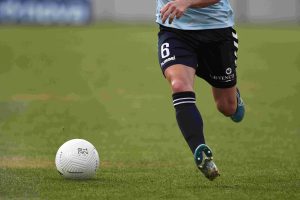 Απίστευτη γιαγιά στη Βραζιλία “έβαλε τα γυαλιά” σε νεαρούς ποδοσφαιριστές στο δρόμο! vid