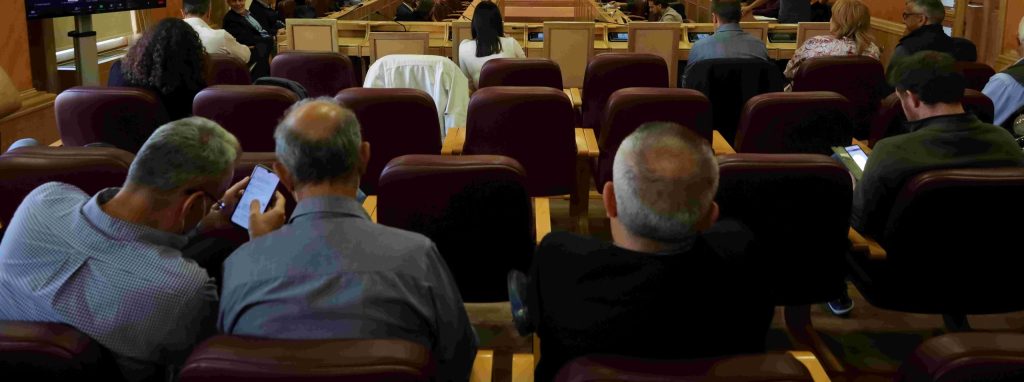 Πολίτης διέκοψε το Δημοτικό Συμβούλιο της Κορίνθου τραγουδώντας Καζαντζίδη! ΒΙΝΤΕΟ