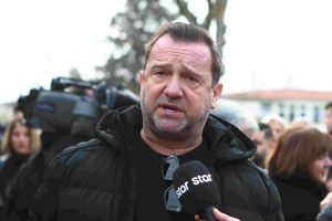 Λάρισα: Διαμαρτυρίες συγγενών θυμάτων για τις συνθήκες διεξαγωγής της δίκης των Τεμπών