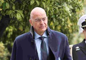 Με έγκριση Δένδια ιδρύεται γραφείο διασύνδεσης και επαγγελματικής μετάβασης αφυπηρετούντων στελεχών ΕΔ