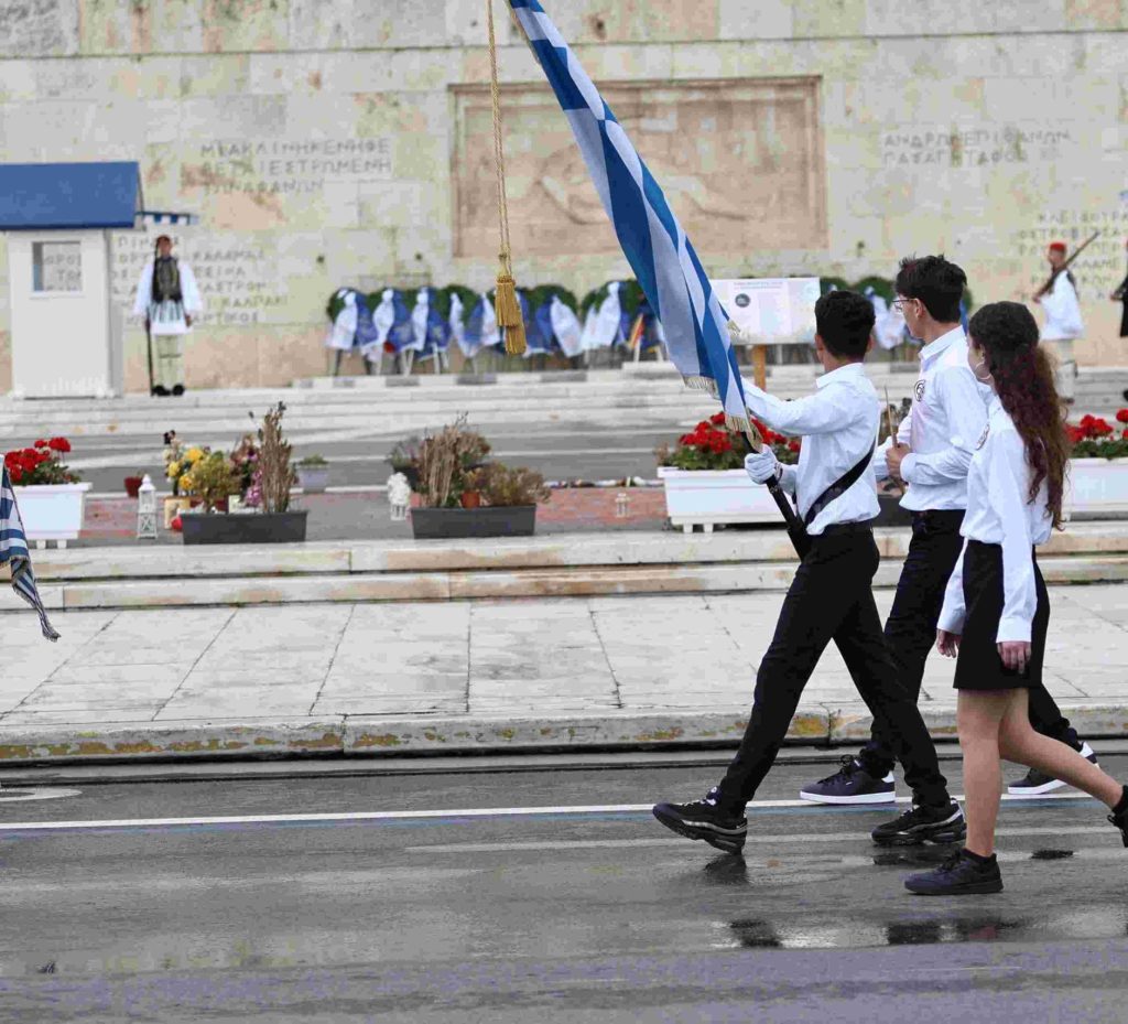 ΒΙΝΤΕΟ: Λεβέντης μαθητής χόρεψε ζεϊμπέκικο στο Σύνταγμα μετά την παρέλαση και έγινε viral