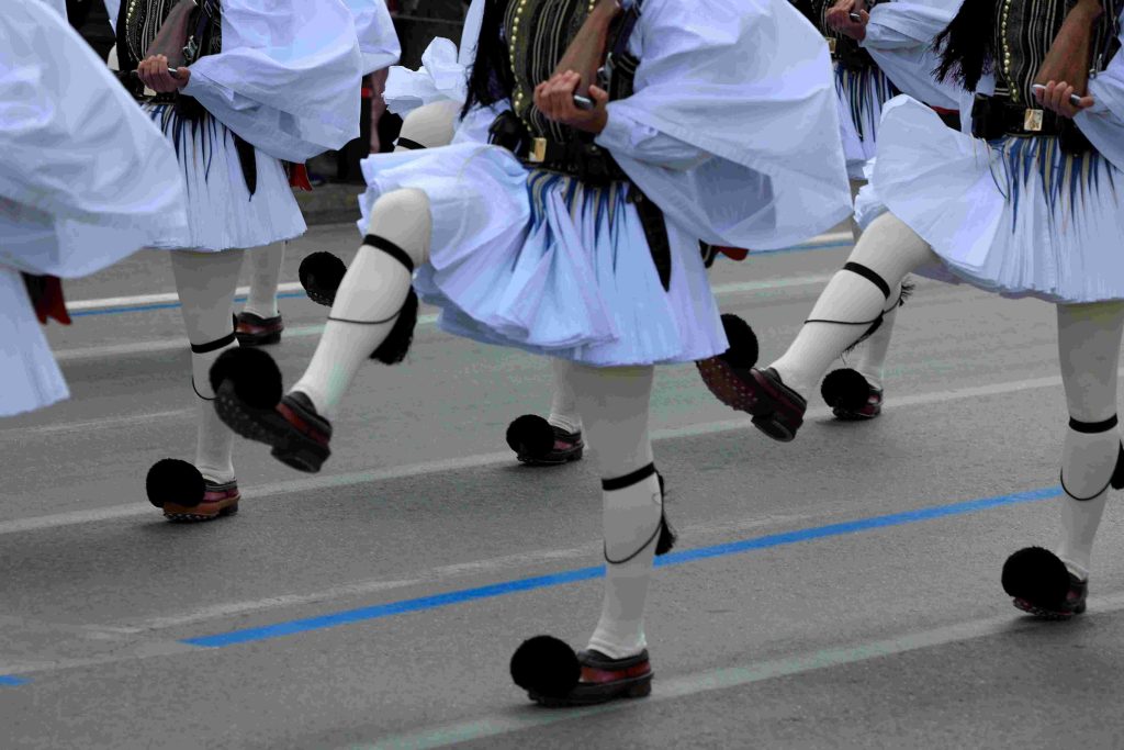 Εκπληκτικό ΒΙΝΤΕΟ: Ελληνόπουλα συγκινούν ψάλλοντας τον Εθνικό Ύμνο σε σιδηροδρομικό σταθμό του Λονδίνου