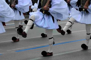 Εκπληκτικό ΒΙΝΤΕΟ: Ελληνόπουλα συγκινούν ψάλλοντας τον Εθνικό Ύμνο σε σιδηροδρομικό σταθμό του Λονδίνου