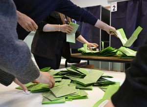 Επικράτηση του «Όχι» δείχνει η καταμέτρηση των ψήφων στο δημοψήφισμα για τη μεταρρύθμιση της δικαιοσύνης στην Ιταλία