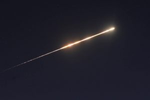 Το Ισραήλ λέει ότι έπληξε εκτοξευτήρα πυραύλων στο Ιράν, αντιδρώντας σε ομοβροντία