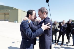 Μητσοτάκης από Κύπρο: Οι ελληνικές Ε.Δ. κινήθηκαν πρώτες για να δώσουν το παρόν της ειρήνης σε αυτά τα ιερά χώματα