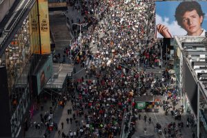 «No Kings»: Μαζικές διεθνιστικές διαδηλώσεις κατά του Τραμπ στις ΗΠΑ – Vid