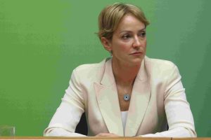 Αλ. Σδούκου: Πλαφόν, σαρωτικοί έλεγχοι και βαριά πρόστιμα κατά της αισχροκέρδειας