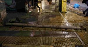 Αυτοκίνητο σχεδόν «μπούκαρε» σε καφετέρια στο κέντρο της Αθήνας (photo)