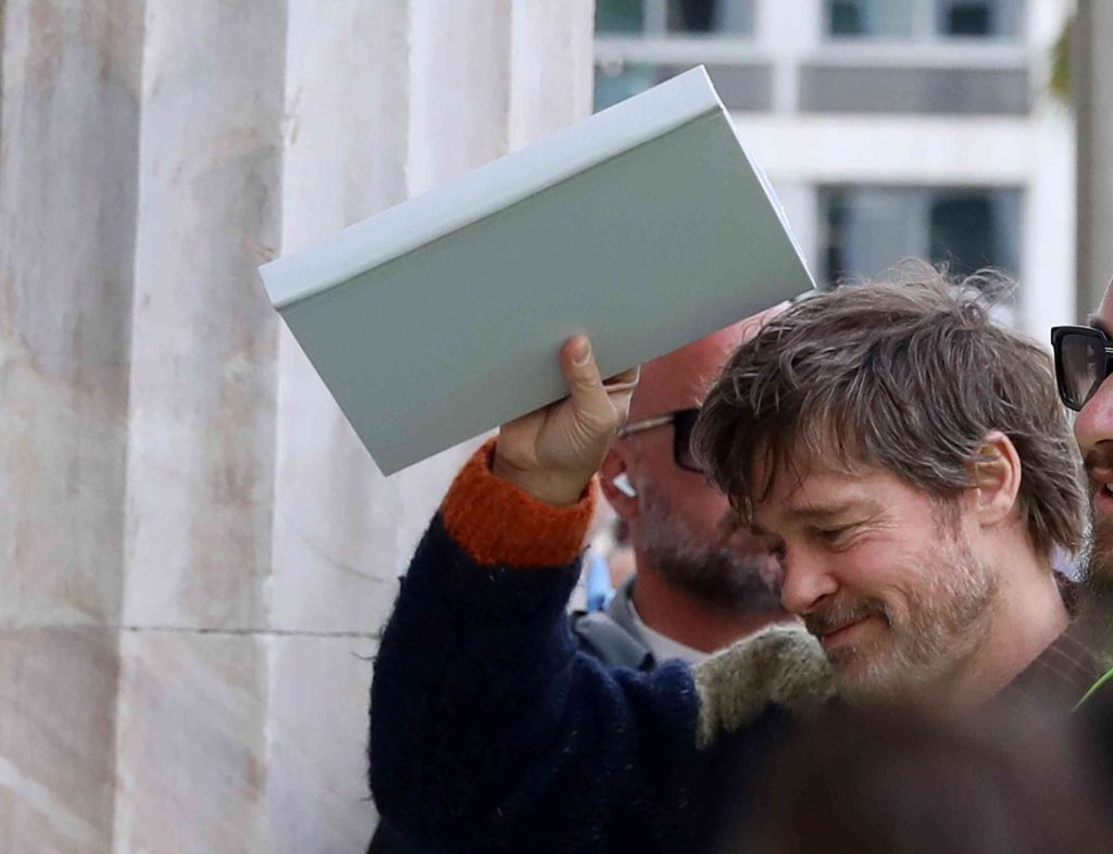 O Μπραντ Πιτ στην Αθήνα: Βρέθηκε στην πλ. Κοτζιά για τα γυρίσματα της ταινίας «The Rider» – ΦΩΤΟ