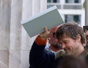 O Μπραντ Πιτ στην Αθήνα: Βρέθηκε στην πλ. Κοτζιά για τα γυρίσματα της ταινίας «The Rider» – ΦΩΤΟ