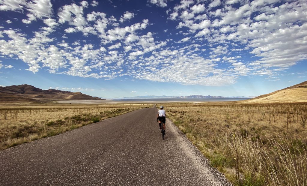 Ποδήλατο «στα σύννεφα»: Το θέαμα που μοιάζει με οφθαλμαπάτη (Vid)
