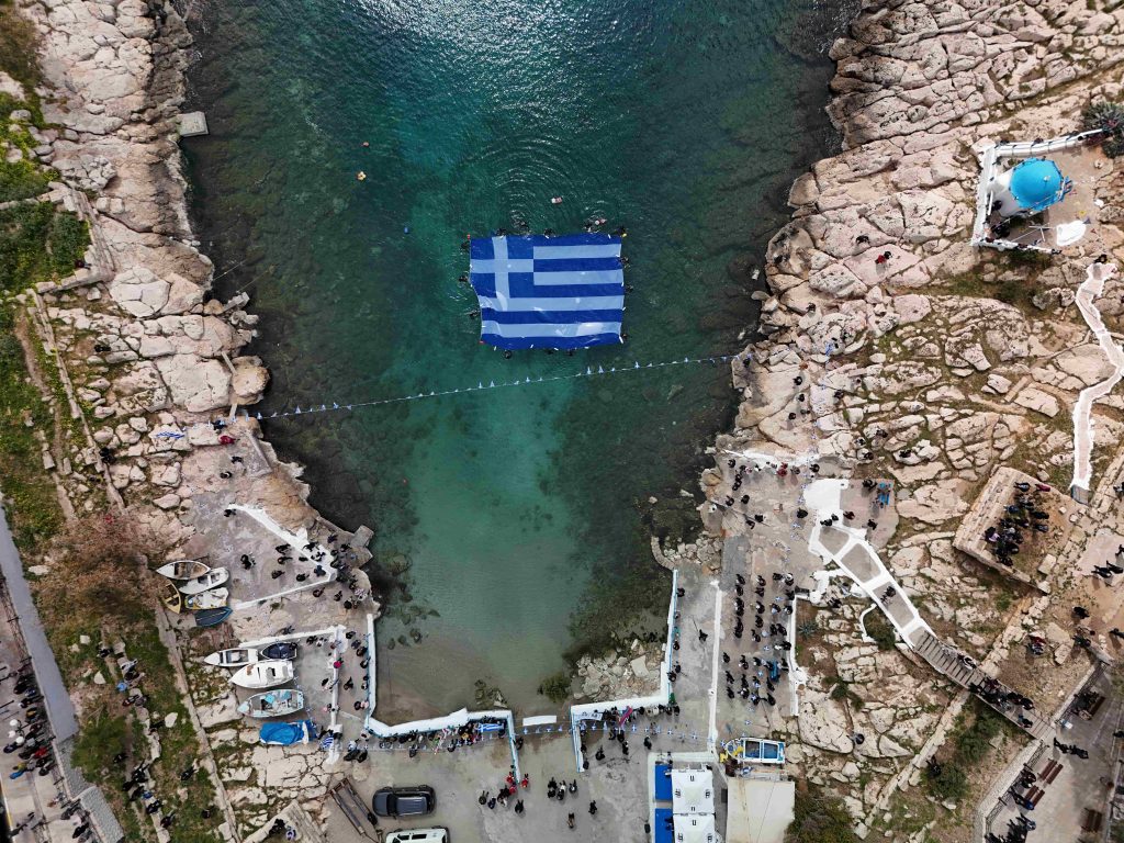 25η Μαρτίου: Η Γαλανόλευκη στην επιφάνεια της θάλασσας του Πειραιά για την Εθνική Επέτειο – ΦΩΤΟ