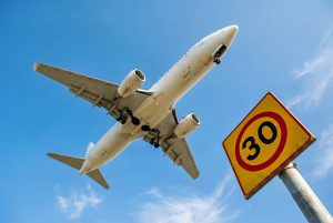 Τρόμος στο Πουκέτ – Αεροπλάνο προσγειώθηκε τόσο απότομα που έσπασαν οι μπροστινοί τροχοί (Vid)