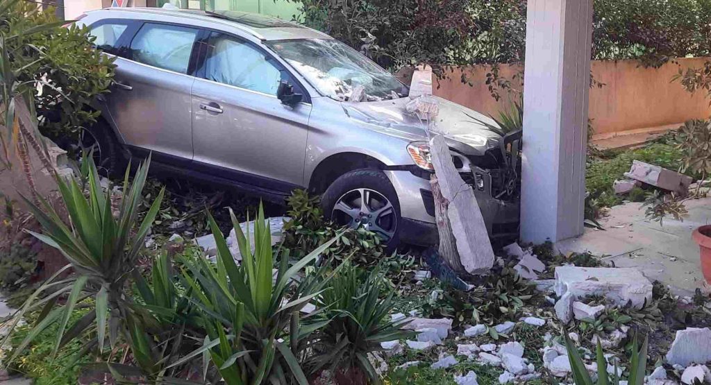 Τροχαίο ατύχημα στο Ναύπλιο – Όχημα καρφώθηκε σε πυλωτή πολυκατοικίας (ΦΩΤΟ)
