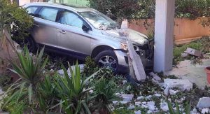 Τροχαίο ατύχημα στο Ναύπλιο – Όχημα καρφώθηκε σε πυλωτή πολυκατοικίας (ΦΩΤΟ)