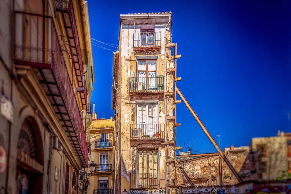 Θεωρείται το στενότερο “κατοικήσιμο” σπίτι στον κόσμο – Δεν θα πιστέψετε το πλάτος του (Vid)