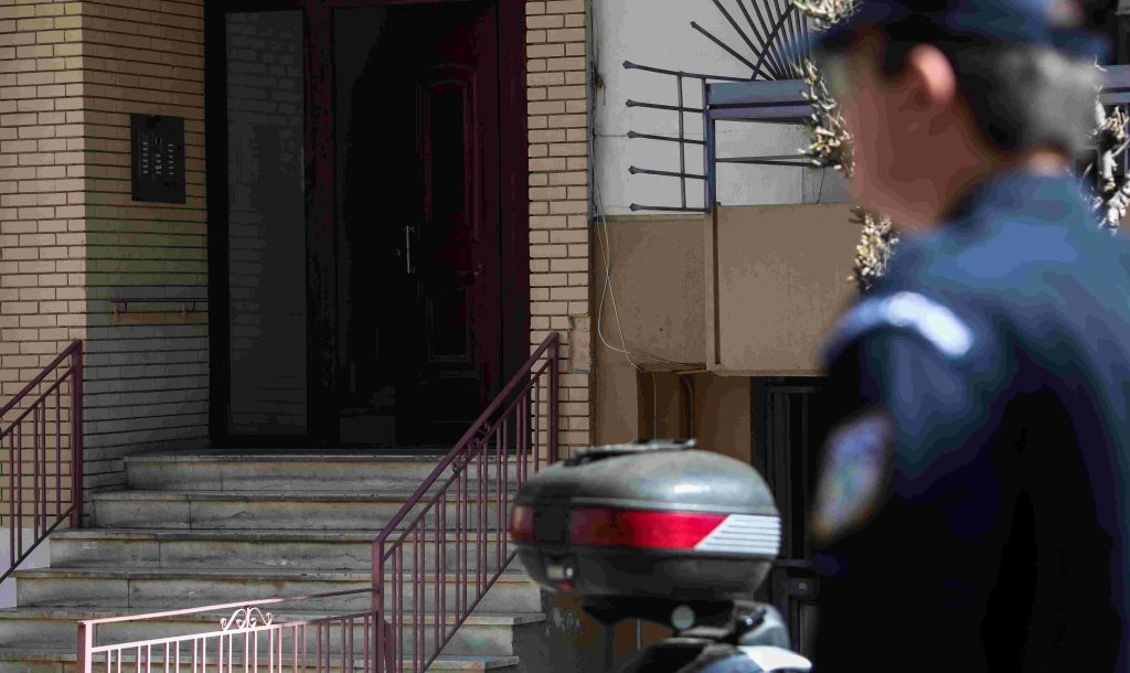 Θρίλερ στου Ζωγράφου: Νεκρές μάνα και κόρη σε διαμέρισμα – Σφραγισμένη με στόκο η πόρτα