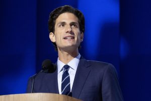 Ο Τζακ Σλόσμπεργκ, εγγονός του Τζ. Φ. Κένεντι, αντιδρά αρνητικά στη σειρά Love Story που κάνει θραύση