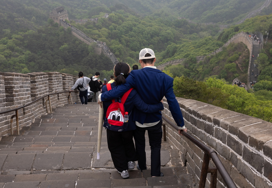 Αυτό θα πει “μποτιλιάρισμα” ανθρώπων στο Σινικό Τείχος της Κίνας! ΒΙΝΤΕΟ