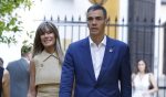 Spanish Prime Minister Pedro Sanchez (R) and his wife Begona Gomez