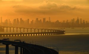 Το «τέρας» 24 χιλιομέτρων της Κίνας!Μεταφέρει 86.000 αυτοκίνητα την ημέρα, vid