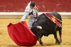 Τρομακτικό ΒΙΝΤΕΟ: Ταύρος τραυμάτισε άσχημα τον Ισπανό θρύλο των ταυρομαχιών!