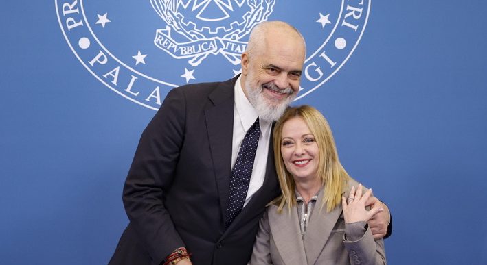 Ο Έντι Ράμα πάλι…γονατιστός μπροστά στην Τζόρτζια Μελόνι! ΒΙΝΤΕΟ