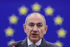 Viral εγινε ο Αρμένιος πρωθυπουργός – Τι μουσική ακούει…στο αμάξι, ΒΙΝΤΕΟ