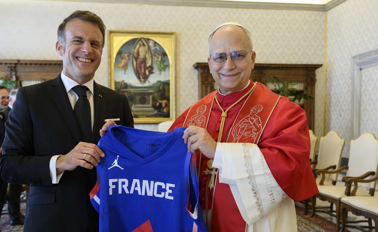 Pope Leo XIV (R) and French President Emmanuel Macron