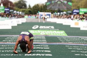 Μην πανηγυρίζεις ποτέ πριν περάσεις το τέρμα!  Η viral στιγμή σε μαραθώνιο στις ΗΠΑ, vid