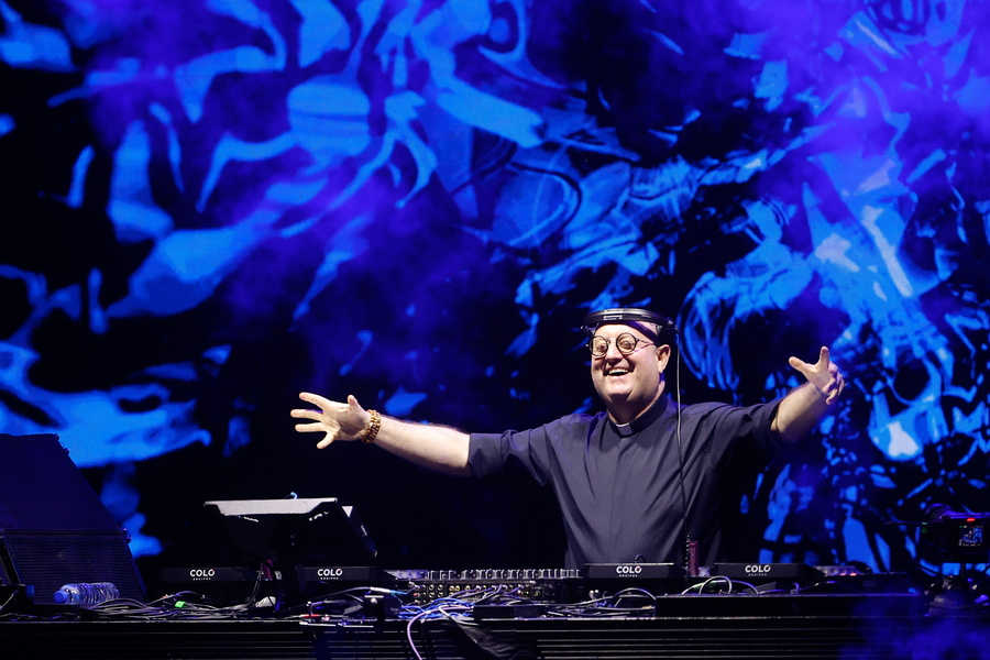 Tecno-πάρτι στο Μπουένος Άιρες για τον πάπα Φραγκίσκο…από τον ιερέα-DJ! ΒΙΝΤΕΟ