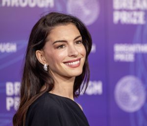 “Insha’Allah”: Χαμός στο διαδίκτυο με την φράση της Αν Χάθαγουεϊ! vid