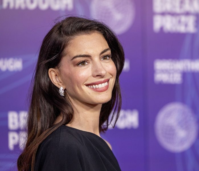 “Insha’Allah”: Χαμός στο διαδίκτυο με την φράση της Αν Χάθαγουεϊ! vid