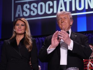 Μετά τους πυροβολισμούς οι παρευρισκόμενοι άρπαξαν μπουκάλια κρασιού φεύγοντας! ΒΙΝΤΕΟ