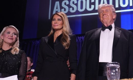 Ο Οζ Πέρλμαν ο “πνευματιστής” μιλά σε Μελάνια και Λίβιτ – Η στιγμή που γουρλώνουν τα μάτια! ΒΙΝΤΕΟ