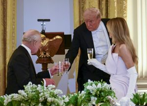 Ο βασιλιάς Κάρολος βαρέθηκε τις…χειραψίες! Η viral στιγμή στον Λευκό Οίκο, vid