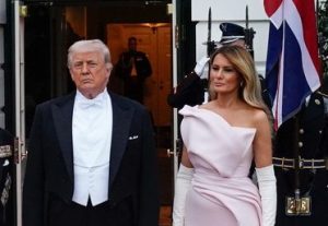 Παγκόσμιο Viral: Η Μελάνια τραβάει το χέρι της από τον Τραμπ σε μια άβολη στιγμή! ΒΙΝΤΕΟ