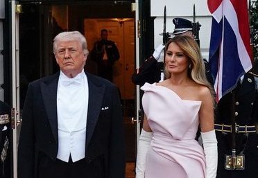 Παγκόσμιο Viral: Η Μελάνια τραβάει το χέρι της από τον Τραμπ σε μια άβολη στιγμή! ΒΙΝΤΕΟ