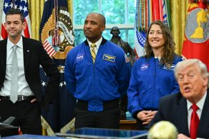 Απίστευτος Τραμπ! Σχολίασε τα αυτιά…του επικεφαλής της NASA – ΒΙΝΤΕΟ