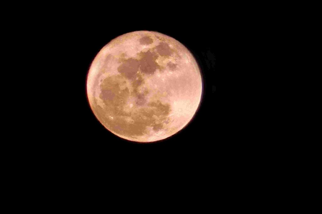 Η «ροζ πανσέληνος» του Απριλίου έκανε χθες την εντυπωσιακή εμφάνισή της – ΦΩΤΟ