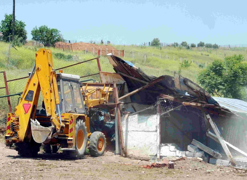 Κατεδαφίζονται αυθαίρετα κτίσματα στο Ρέμα της Πικροδάφνης στο Παλαιό Φάληρο