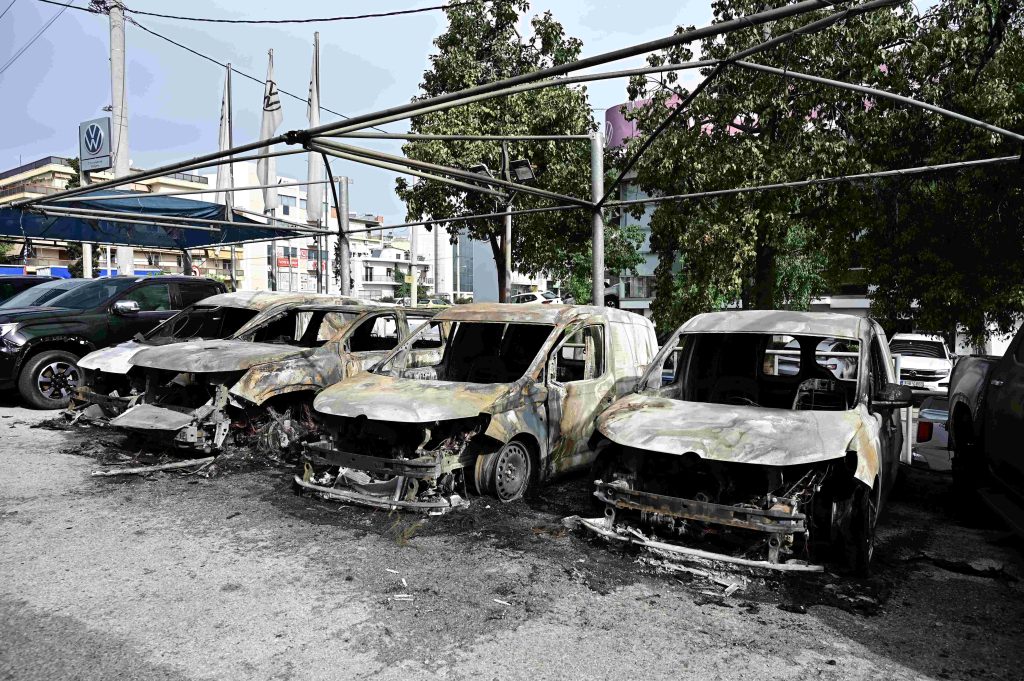 Ηράκλειο: Φωτιά σε χώρο με σταθμευμένα ενοικιαζόμενα αυτοκίνητα -Ζημιές σε 18 οχήματα