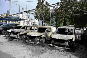 Ηράκλειο: Φωτιά σε χώρο με σταθμευμένα ενοικιαζόμενα αυτοκίνητα -Ζημιές σε 18 οχήματα